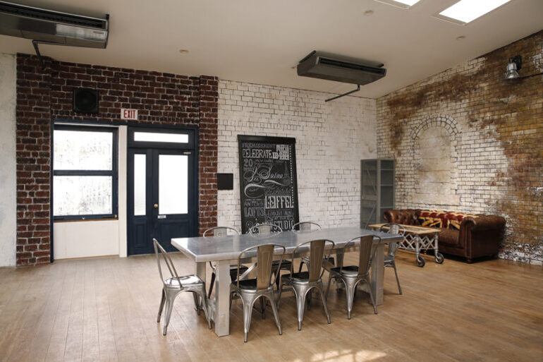 テーブルと椅子のあるフレスタの撮影スタジオ