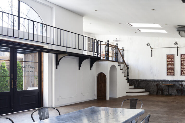 鉄骨階段と扉のあるフラスタのスタジオ