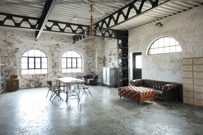 鉄骨とレンガ壁のあるフレスタの撮影スタジオ