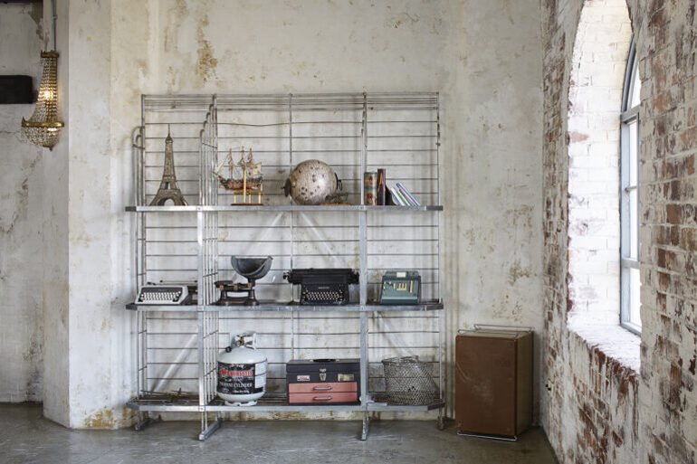 棚や小物などがあるフレスタの撮影スタジオ