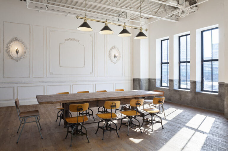 テーブルと椅子のあるフレスタの撮影スタジオ