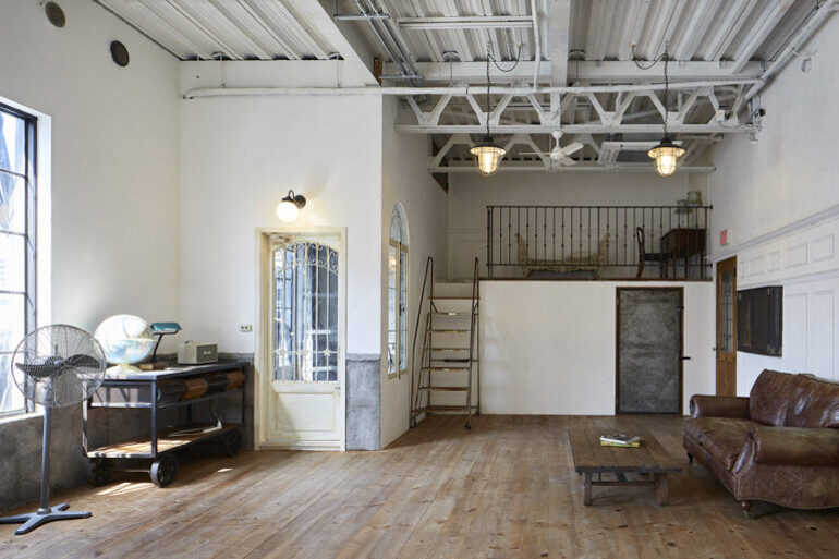 天井の高いフレスタの撮影スタジオ