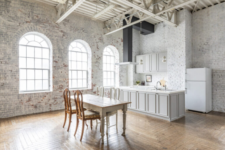 キッチンとテーブルのあるフレスタの撮影スタジオ