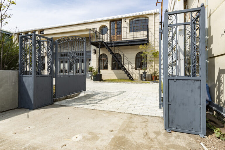 門扉のあるフレスタの屋外撮影スペース