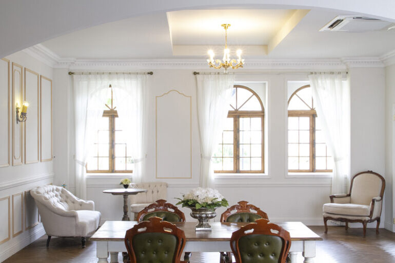 窓とソファのあるフレスタの撮影スタジオ