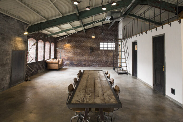 鉄骨とレンガと古材のテーブルのあるフレスタの撮影スタジオ