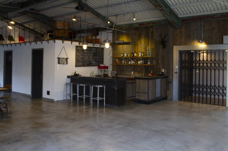 鉄骨とレンガと古材のテーブルのあるフレスタの撮影スタジオ