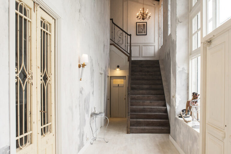 階段のあるエントランススペースのフレスタの撮影スタジオ