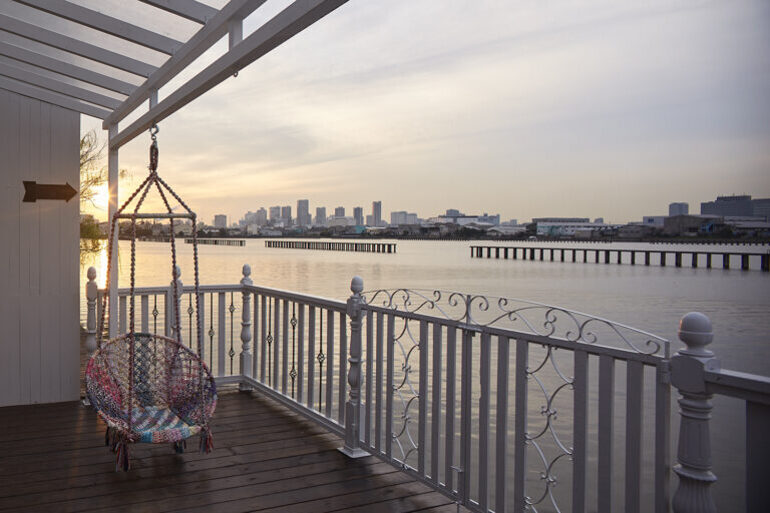 大きな窓と海抜けのデッキのあるフレスタの撮影スタジオ