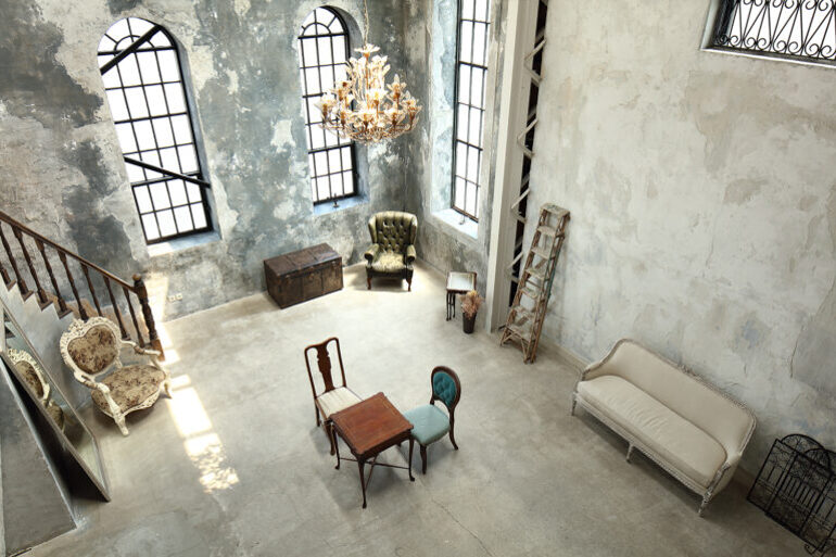 吹き抜け＆階段と大きな開口部のあるフレスタの撮影スタジオ