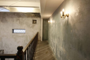 モルタル壁と照明のあるフレスタの撮影スペース