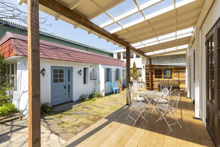 ２つの小屋と庭のフレスタの撮影スペース