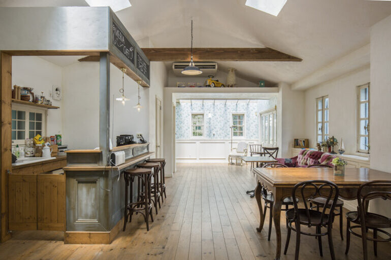 キッチンとテーブルのあるフレスタの撮影スタジオ