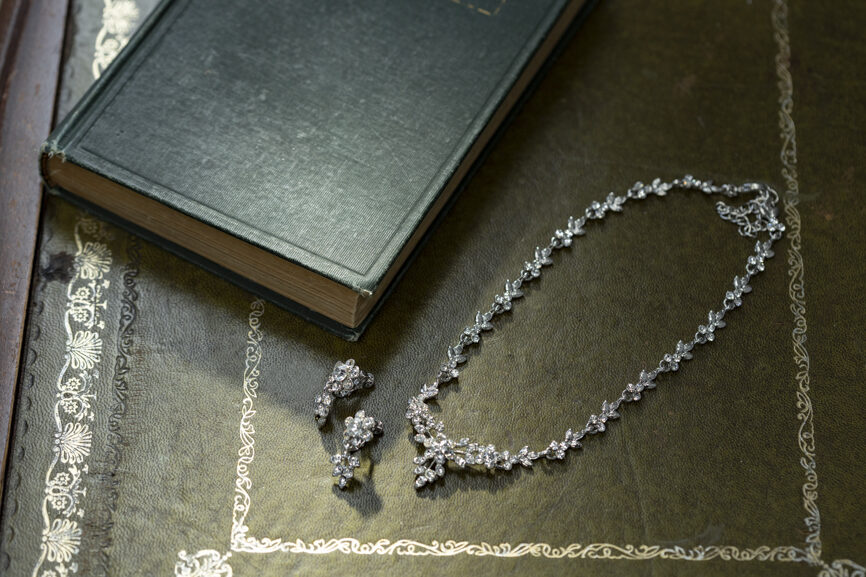 ウェディングドレスのネックレスと耳飾り