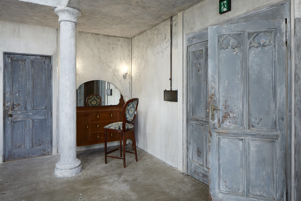 ブルーグレーの壁とドレッサー