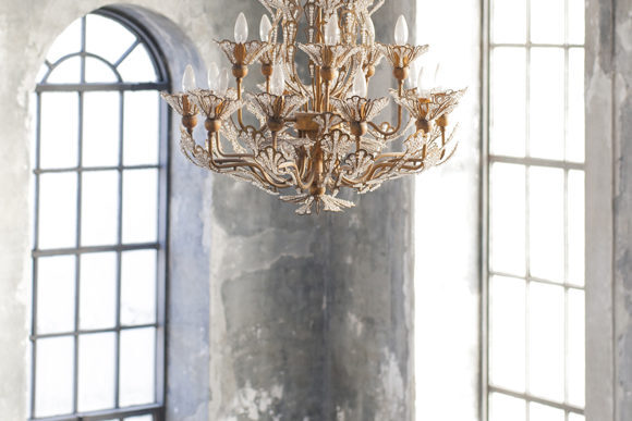 シャンデリアのある室内スタジオ